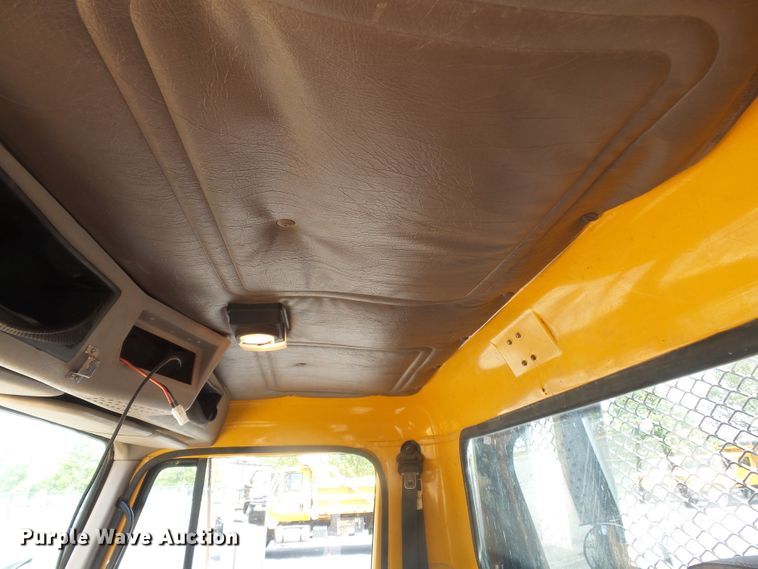 image for item DH7935 2000 International 4900 flatbed truck