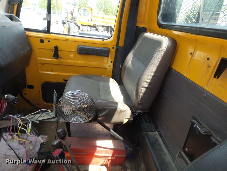 image for item DH7935 2000 International 4900 flatbed truck