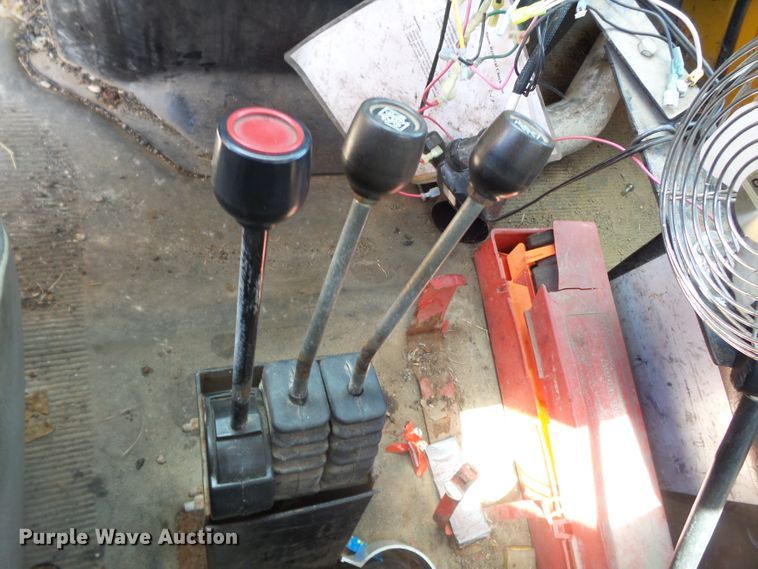 image for item DH7935 2000 International 4900 flatbed truck