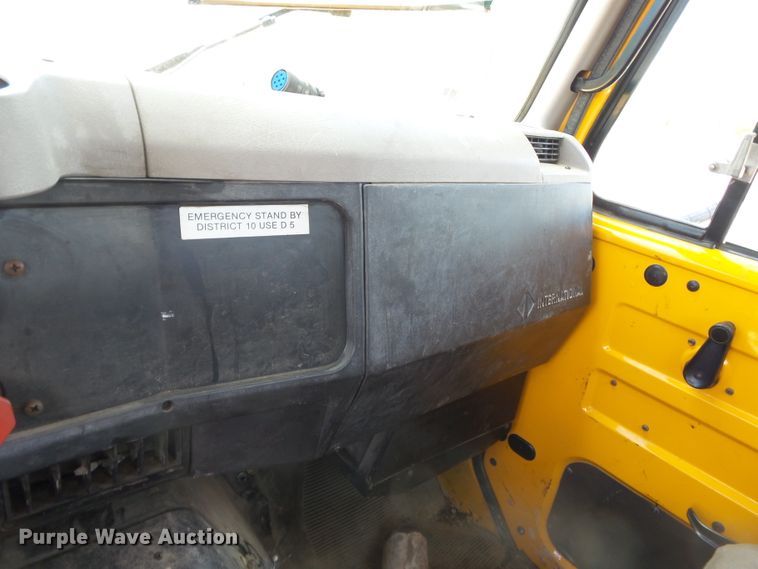 image for item DH7935 2000 International 4900 flatbed truck