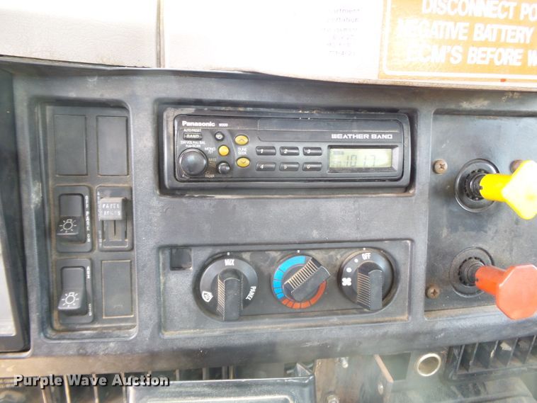 image for item DH7935 2000 International 4900 flatbed truck