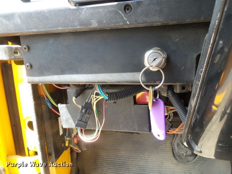 image for item DH7935 2000 International 4900 flatbed truck