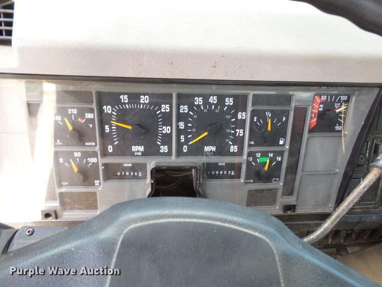 image for item DH7935 2000 International 4900 flatbed truck