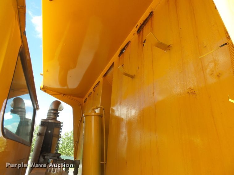 image for item DH7936 2002 International 4900 Crew Cab dump truck