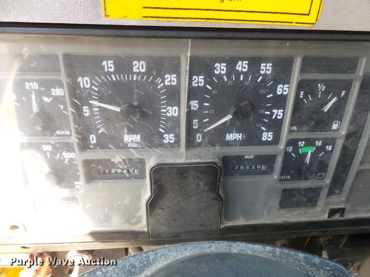 image for item DH7936 2002 International 4900 Crew Cab dump truck