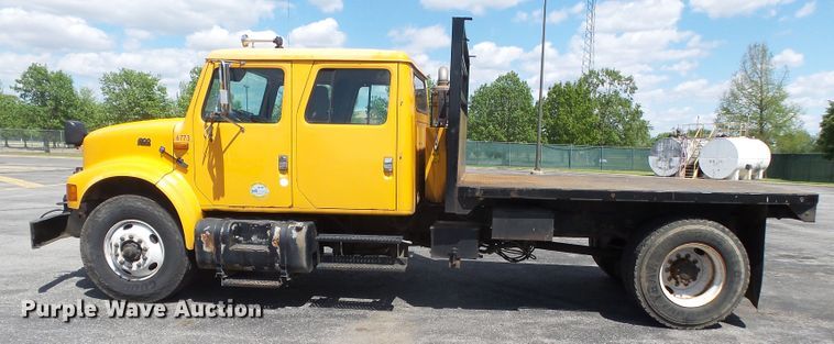 image for item DH7937 2002 International 4900 Crew Cab flatbed truck