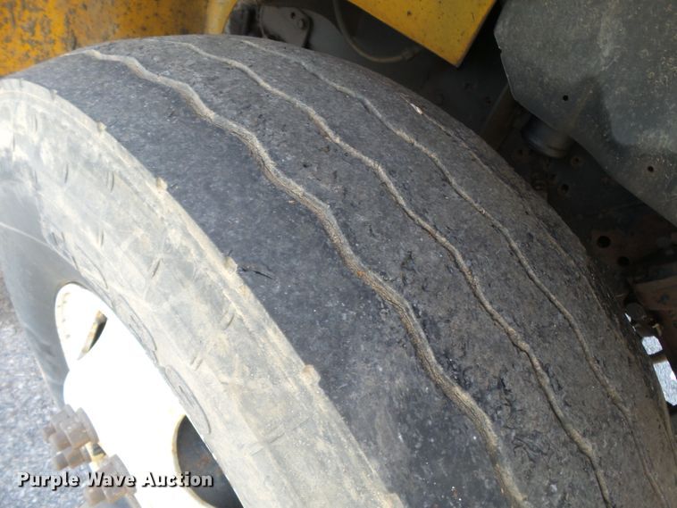 image for item DH7937 2002 International 4900 Crew Cab flatbed truck