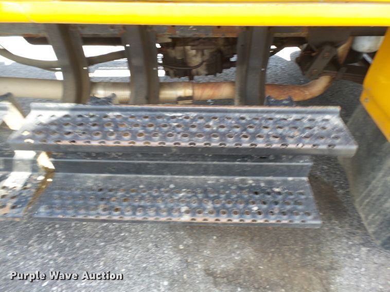 image for item DH7937 2002 International 4900 Crew Cab flatbed truck