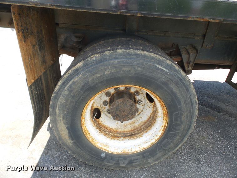 image for item DH7937 2002 International 4900 Crew Cab flatbed truck