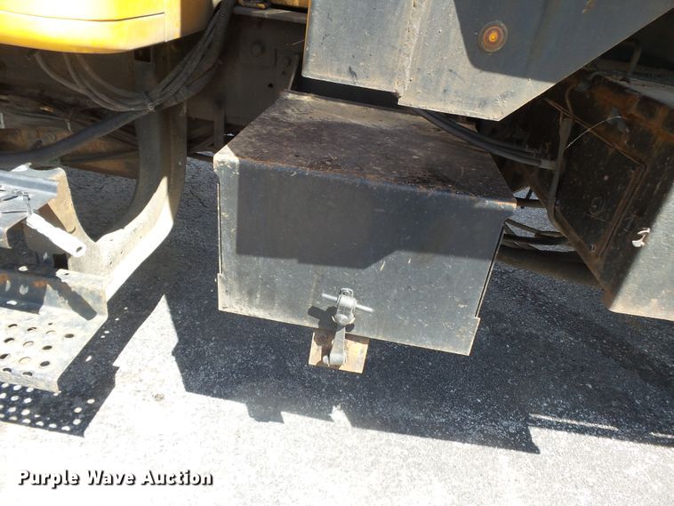 image for item DH7937 2002 International 4900 Crew Cab flatbed truck