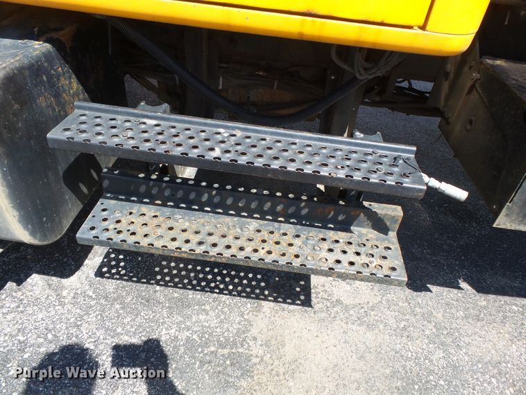 image for item DH7937 2002 International 4900 Crew Cab flatbed truck