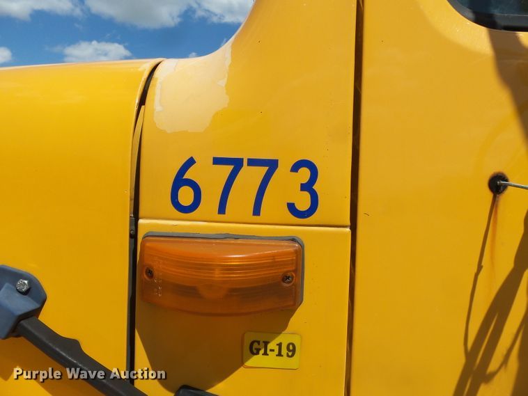 image for item DH7937 2002 International 4900 Crew Cab flatbed truck