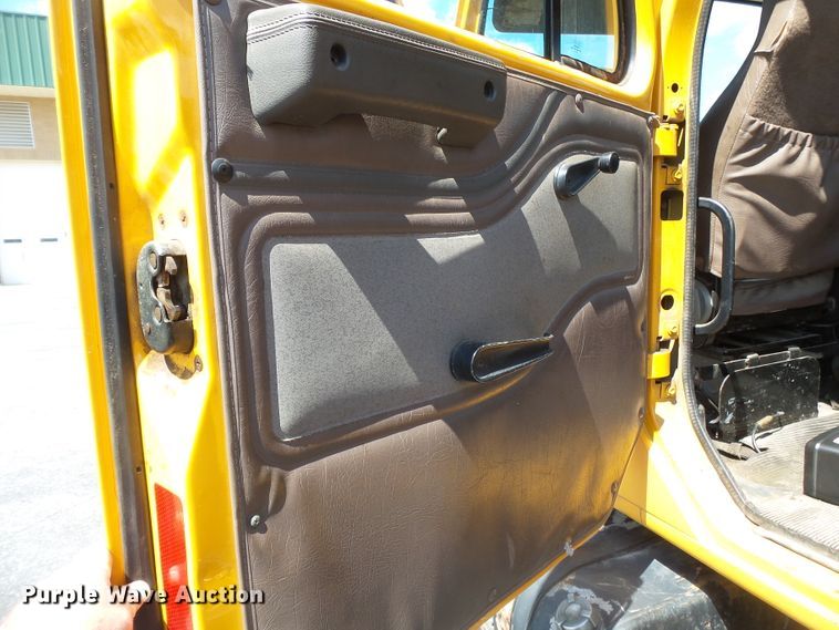 image for item DH7937 2002 International 4900 Crew Cab flatbed truck