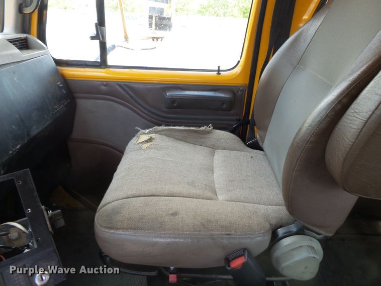 image for item DH7937 2002 International 4900 Crew Cab flatbed truck