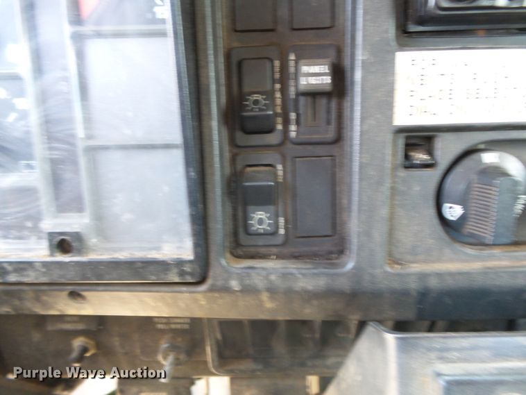 image for item DH7937 2002 International 4900 Crew Cab flatbed truck