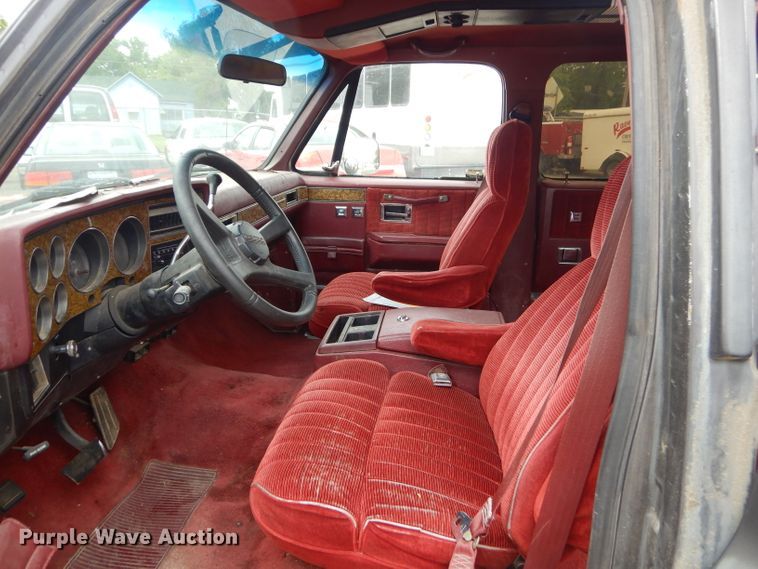 image for item GN9362 1991 Chevrolet Suburban  SUV