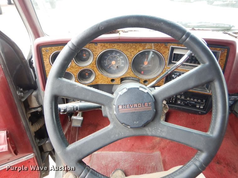 image for item GN9362 1991 Chevrolet Suburban  SUV