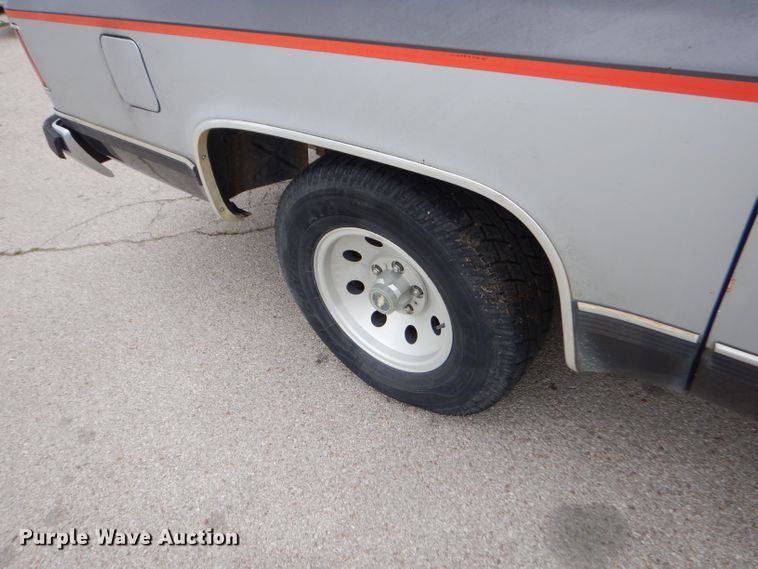 image for item GN9362 1991 Chevrolet Suburban  SUV