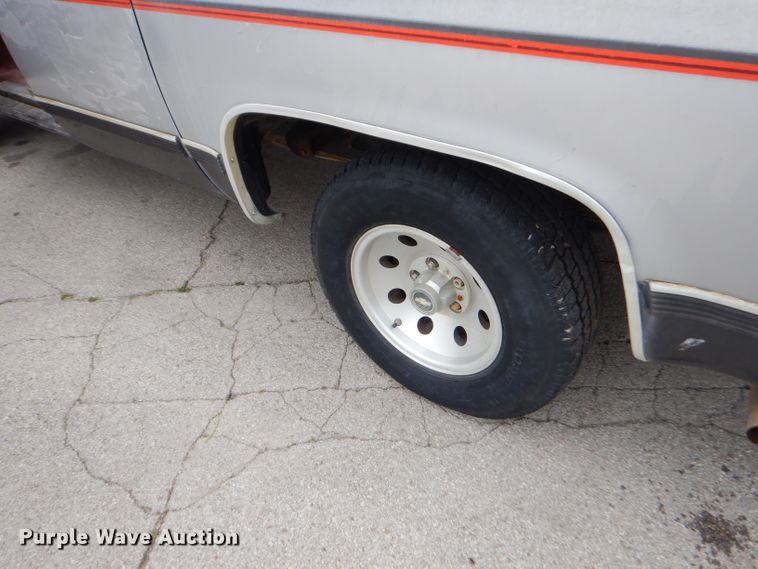 image for item GN9362 1991 Chevrolet Suburban  SUV