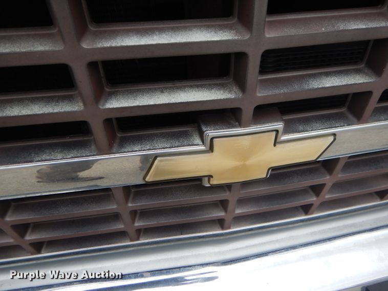 image for item GN9362 1991 Chevrolet Suburban  SUV