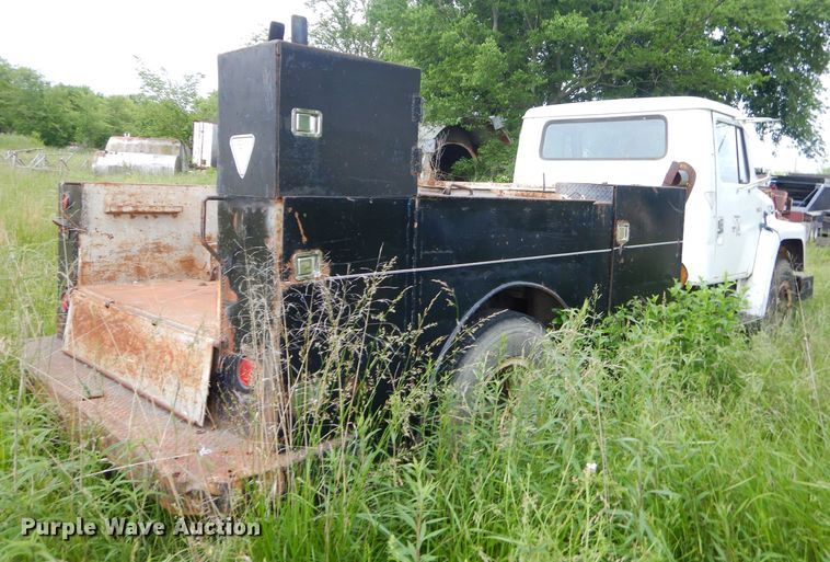 image for item GN9386 1980 International 1854  utility truck