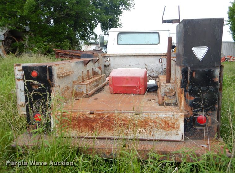 image for item GN9386 1980 International 1854  utility truck