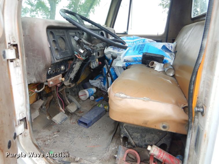 image for item GN9386 1980 International 1854  utility truck