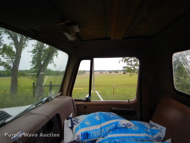 image for item GN9386 1980 International 1854  utility truck