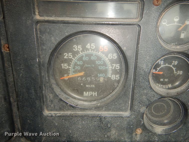 image for item GN9386 1980 International 1854  utility truck