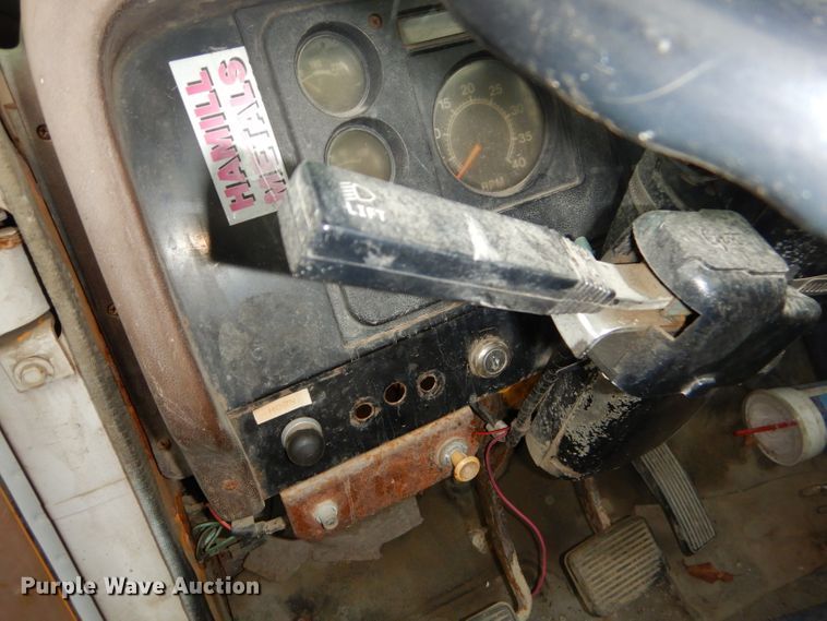 image for item GN9386 1980 International 1854  utility truck