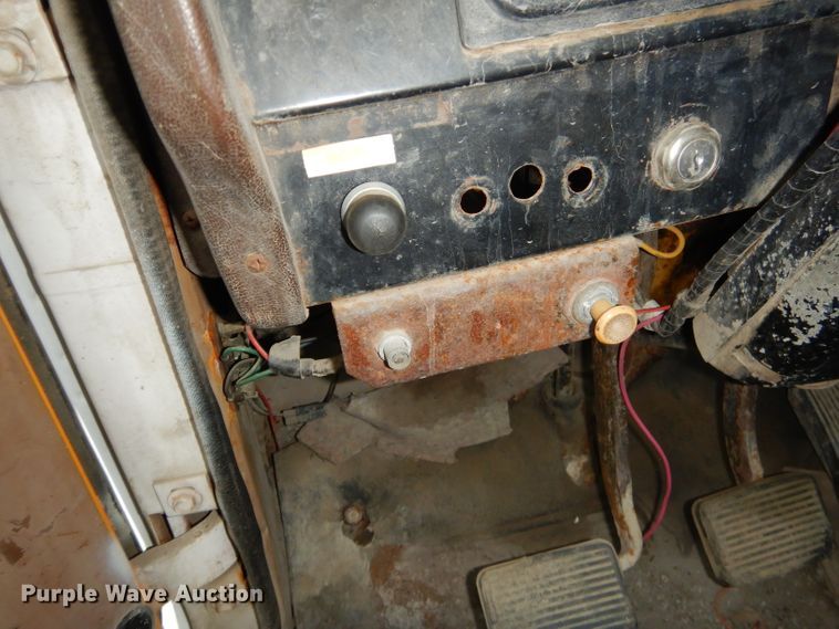 image for item GN9386 1980 International 1854  utility truck