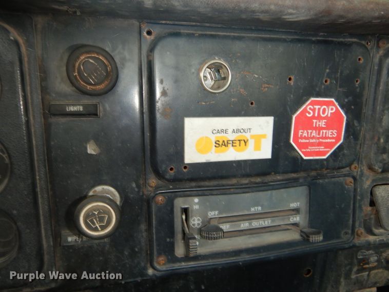 image for item GN9386 1980 International 1854  utility truck