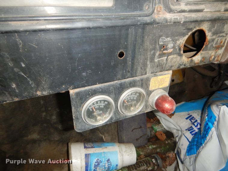 image for item GN9386 1980 International 1854  utility truck