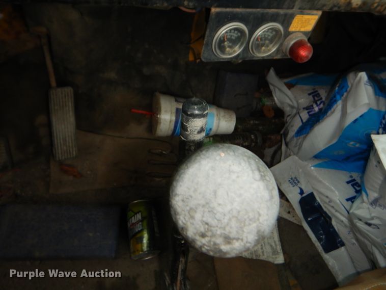 image for item GN9386 1980 International 1854  utility truck