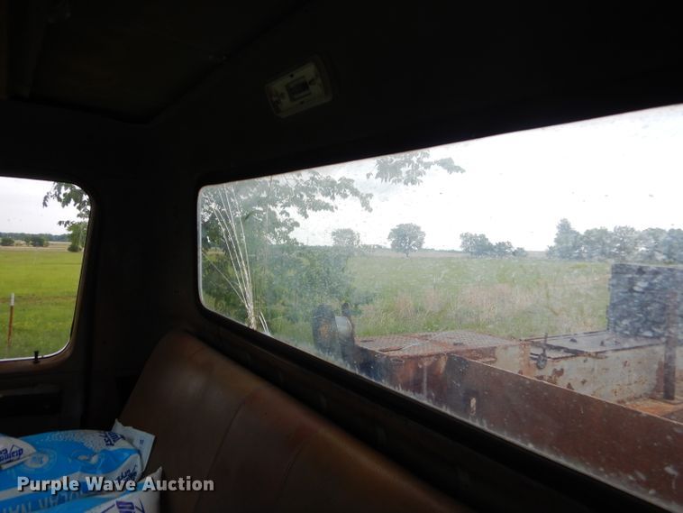 image for item GN9386 1980 International 1854  utility truck