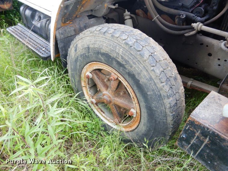 image for item GN9386 1980 International 1854  utility truck