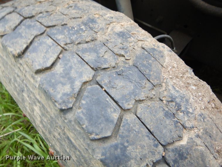 image for item GN9386 1980 International 1854  utility truck