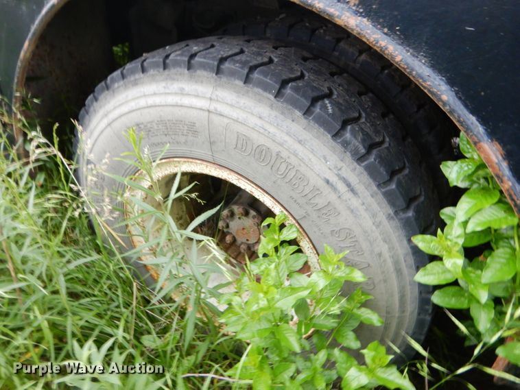 image for item GN9386 1980 International 1854  utility truck