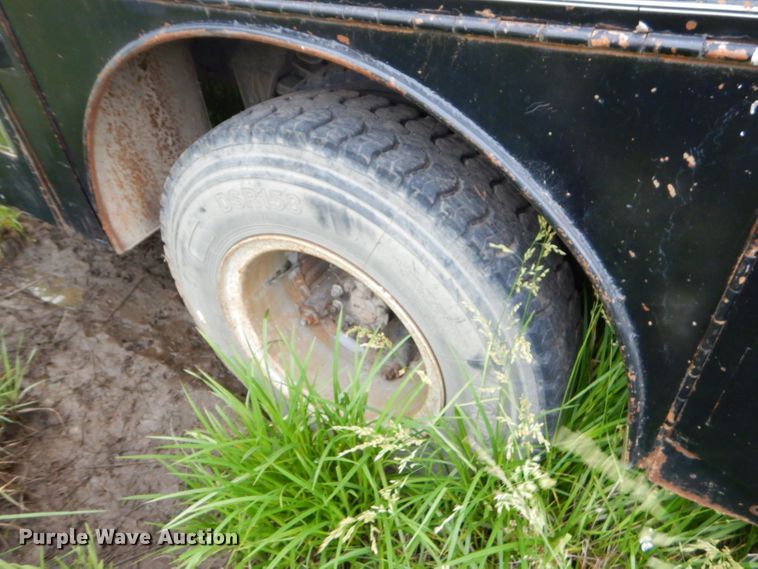 image for item GN9386 1980 International 1854  utility truck