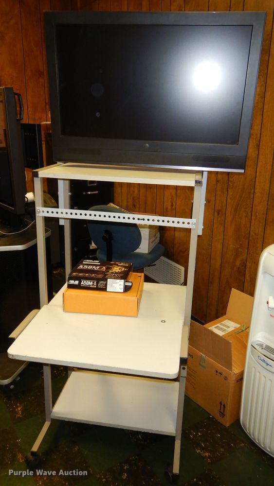 image for item GP9212 (3) televisions