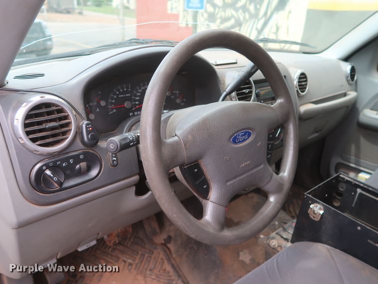 image for item GS9927 2004 Ford Expedition XLT  SUV