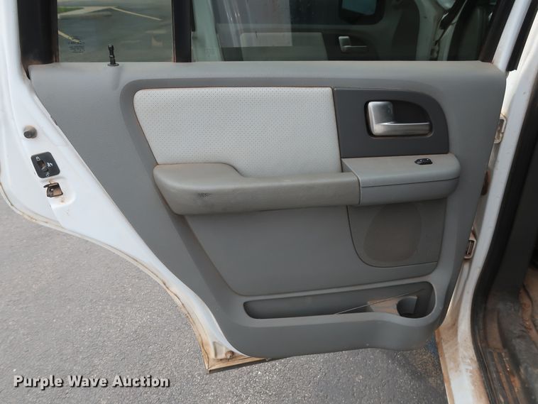 image for item GS9927 2004 Ford Expedition XLT  SUV