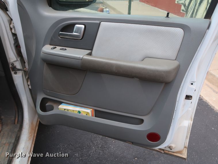 image for item GS9927 2004 Ford Expedition XLT  SUV