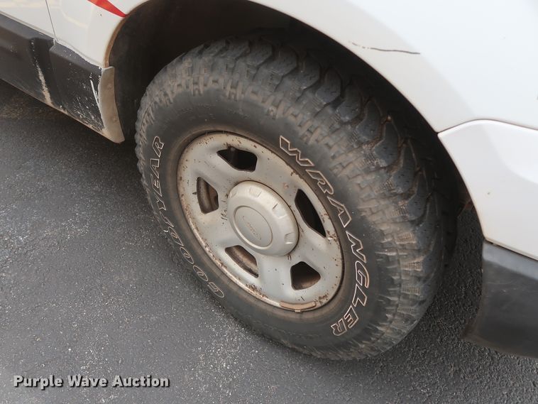 image for item GS9927 2004 Ford Expedition XLT  SUV