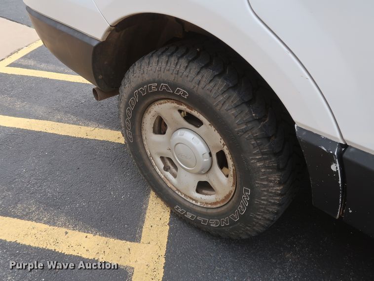 image for item GS9927 2004 Ford Expedition XLT  SUV