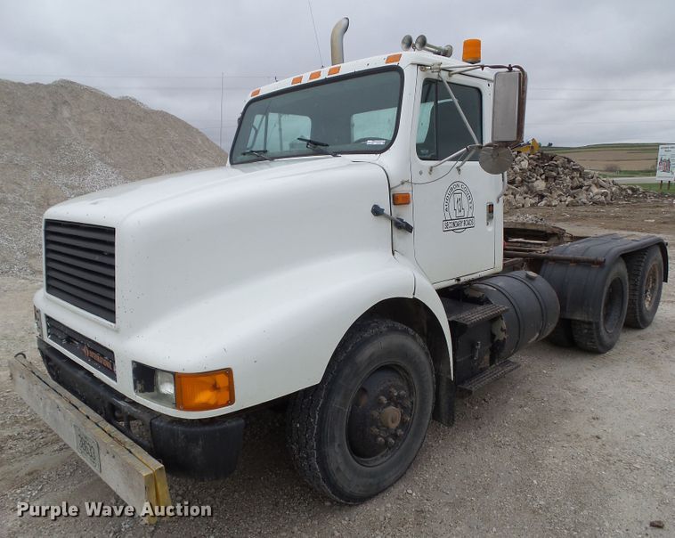 image for item GX9065 1990 International 8200  semi truck