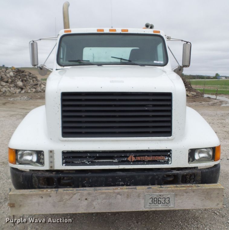 image for item GX9065 1990 International 8200  semi truck