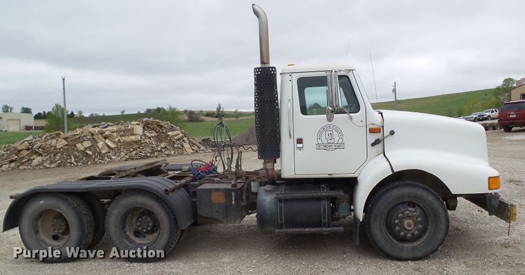 image for item GX9065 1990 International 8200  semi truck