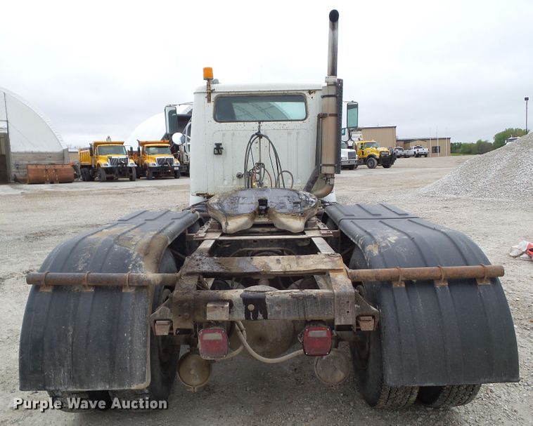 image for item GX9065 1990 International 8200  semi truck