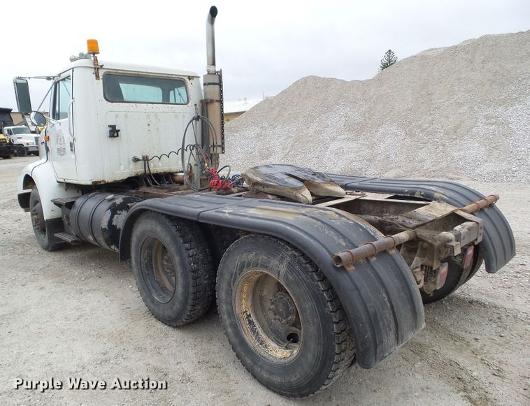 image for item GX9065 1990 International 8200  semi truck